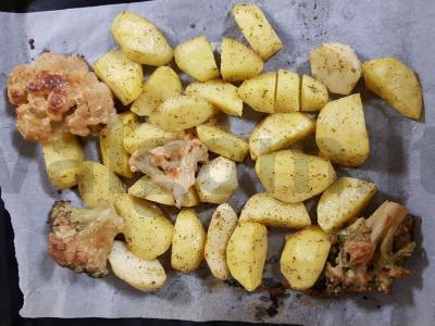 Bulvės orkaitėje su brokoliais ir žiediniais kopūstais pagrindine nuotrauka