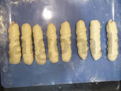 Apetitiškos dešrelės sluoksniuotos tešlos kepiniuose Žingsnis 4