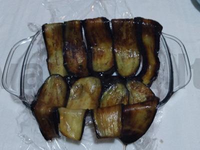 Paprastas baklažanų, saldžiųjų paprikų ir minkštosios bryndzos terinas Žingsnis 3