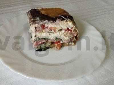 Paprastas baklažanų, saldžiųjų paprikų ir minkštosios bryndzos terinas pagrindine nuotrauka