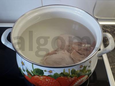 Aromatinga mišrainė su vištiena, rūkyta šonine ir dviejų rūšių dešrelėmis Žingsnis 1