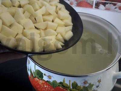Aromatinga mišrainė su vištiena, rūkyta šonine ir dviejų rūšių dešrelėmis Žingsnis 2