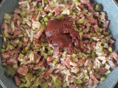 Aromatinga mišrainė su vištiena, rūkyta šonine ir dviejų rūšių dešrelėmis Žingsnis 4
