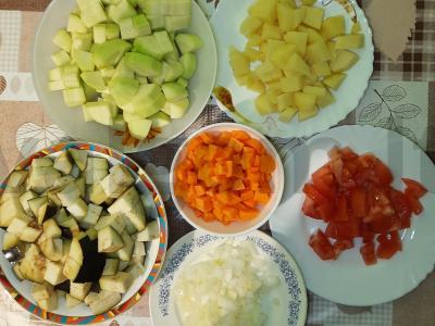 Daržovių troškinys su baklažanais ir bulvėmis Žingsnis 1
