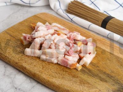 Soba su rūkyta krūtinine, daržovėmis ir aitriųjų paprikų padažu Žingsnis 1