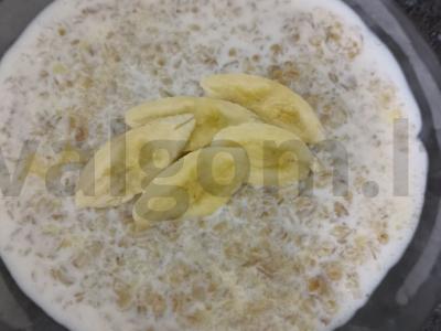 Pieno košė su bananais pagrindine nuotrauka