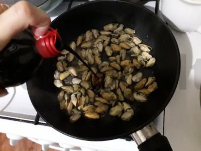 Midijos su česnakais sojų padaže Žingsnis 4