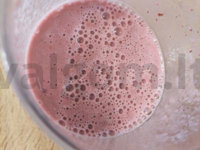 Uogų ir vaisių kokteilis su riešutų pienu Žingsnis 6