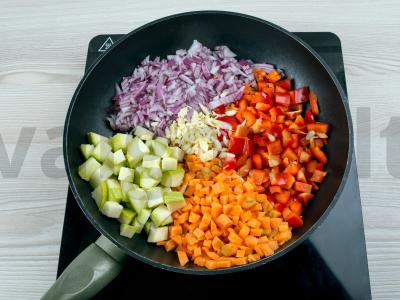 Kalakutienos, bulvių ir cukinijų troškinys Žingsnis 2