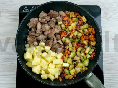 Kalakutienos, bulvių ir cukinijų troškinys Žingsnis 5