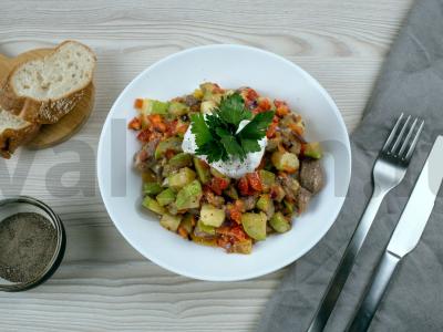 Kalakutienos, bulvių ir cukinijų troškinys pagrindine nuotrauka