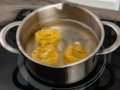 Su dešrelėmis kepti lizdai Žingsnis 2