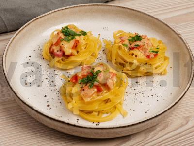 Su dešrelėmis kepti lizdai pagrindine nuotrauka