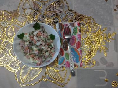 Salotos su dešrelėmis pagrindine nuotrauka