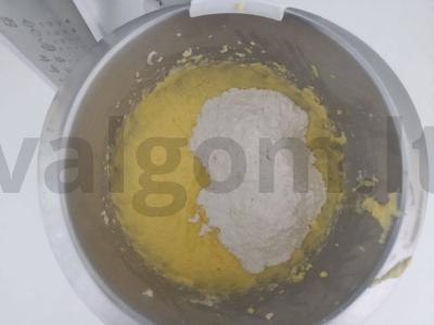 Vaniliniai keksiukai su serbentų confit ir maskarponės kremu Žingsnis 2