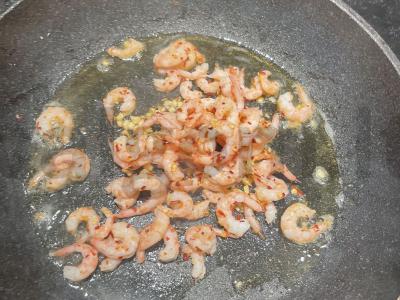 Keptos krevetės su česnakais ir žolelėmis Žingsnis 3