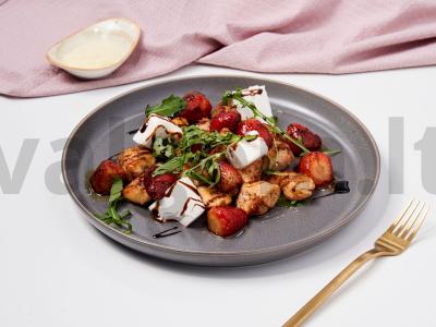 Vištiena su braškių padažu pagrindine nuotrauka