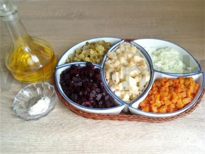 Naudingos burokėlių ir marinuotų agurkų salotos Žingsnis 1