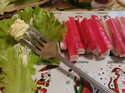 Krabų užkandis salotose. Žingsnis 1