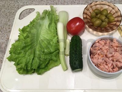 Salotos su rūkyta rausvąja lašiša ir šviežiomis daržovėmis Žingsnis 1