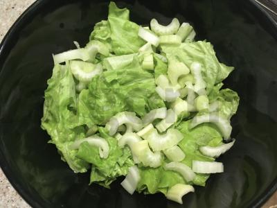 Salotos su rūkyta rausvąja lašiša ir šviežiomis daržovėmis Žingsnis 2