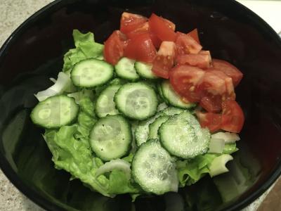 Salotos su rūkyta rausvąja lašiša ir šviežiomis daržovėmis Žingsnis 3