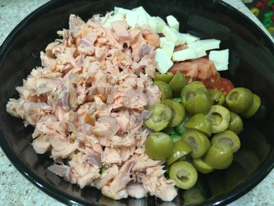 Salotos su rūkyta rausvąja lašiša ir šviežiomis daržovėmis Žingsnis 4