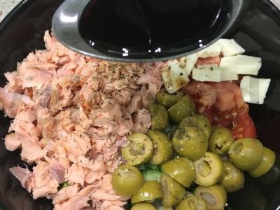 Salotos su rūkyta rausvąja lašiša ir šviežiomis daržovėmis Žingsnis 5