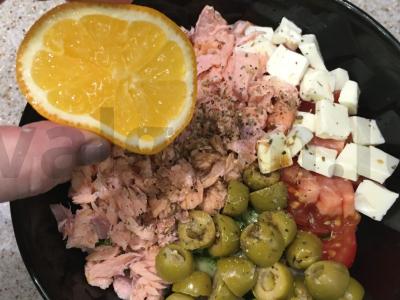 Salotos su rūkyta rausvąja lašiša ir šviežiomis daržovėmis Žingsnis 6