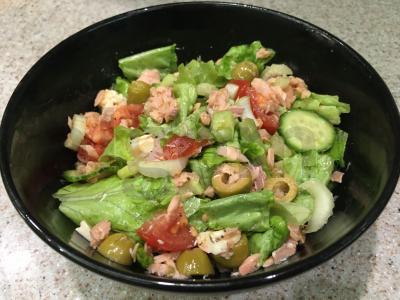 Salotos su rūkyta rausvąja lašiša ir šviežiomis daržovėmis pagrindine nuotrauka