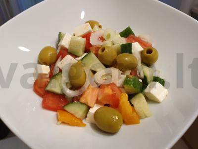 Skanios graikiškos salotos su alyvuogėmis pagrindine nuotrauka