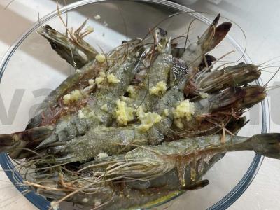 Ant grotelių keptas langustinas Žingsnis 1
