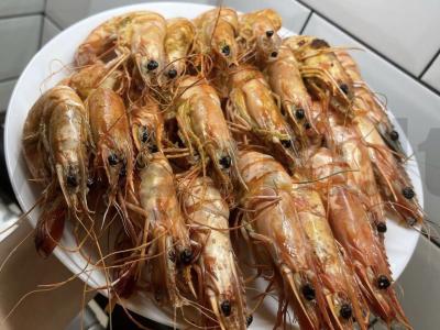 Ant grotelių keptas langustinas pagrindine nuotrauka