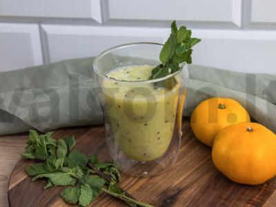 Mandarinų, kivių ir pieno kokteilis pagrindine nuotrauka