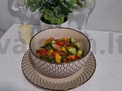 Vitaminų salotos su kaparėliais pagrindine nuotrauka