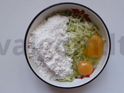 Cukinijų pica su dešra. Žingsnis 1