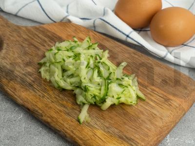 Kiaušiniai, įdaryti šviežiais agurkais ir sūriu Žingsnis 1