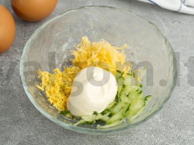 Kiaušiniai, įdaryti šviežiais agurkais ir sūriu Žingsnis 2