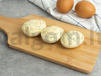 Kiaušiniai, įdaryti šviežiais agurkais ir sūriu Žingsnis 3