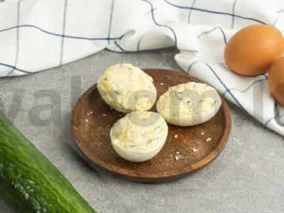 Kiaušiniai, įdaryti šviežiais agurkais ir sūriu Žingsnis 4