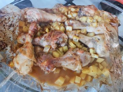 Vištiena ir bulvės kepimo maišelyje pagrindine nuotrauka