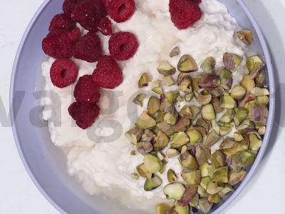 Subtilus varškės terinas su pistacijomis ir avietėmis Žingsnis 2