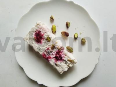 Subtilus varškės terinas su pistacijomis ir avietėmis pagrindine nuotrauka