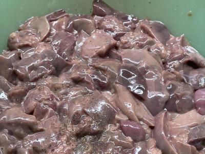 Vištienos kepenėlės grietinės padaže Žingsnis 1