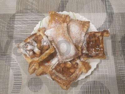 Švelnūs obuolių ir cinamono pyragėliai pagrindine nuotrauka