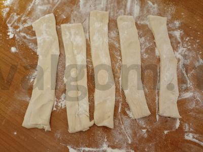 "Rožės" su obuoliais iš sluoksniuotos tešlos Žingsnis 1