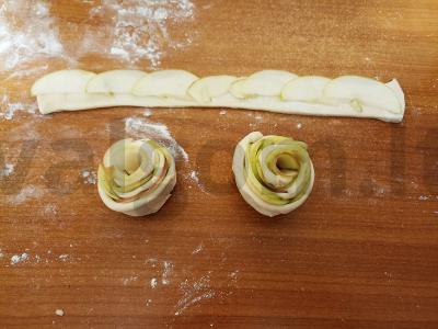 "Rožės" su obuoliais iš sluoksniuotos tešlos Žingsnis 3