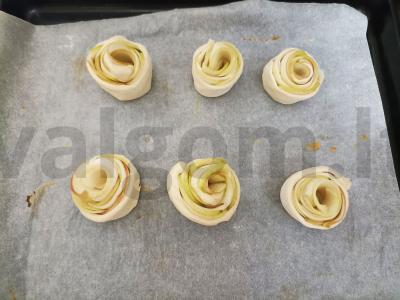 "Rožės" su obuoliais iš sluoksniuotos tešlos Žingsnis 4