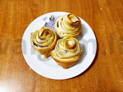 "Rožės" su obuoliais iš sluoksniuotos tešlos pagrindine nuotrauka