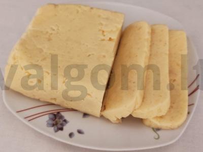 Naminis sūris iš kefyro, varškės ir ožkos pieno pagrindine nuotrauka